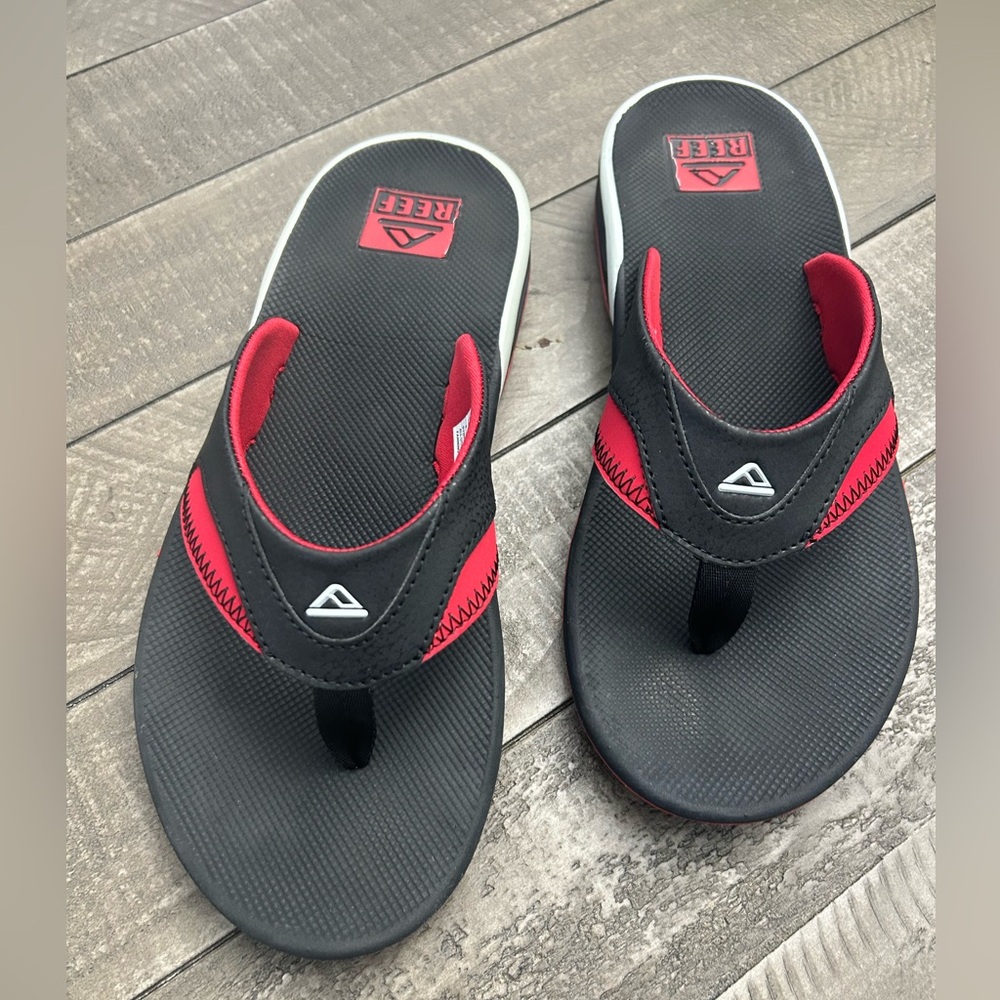 Reef Black and Red Padded Strap Flip Flops/ New only wore one time